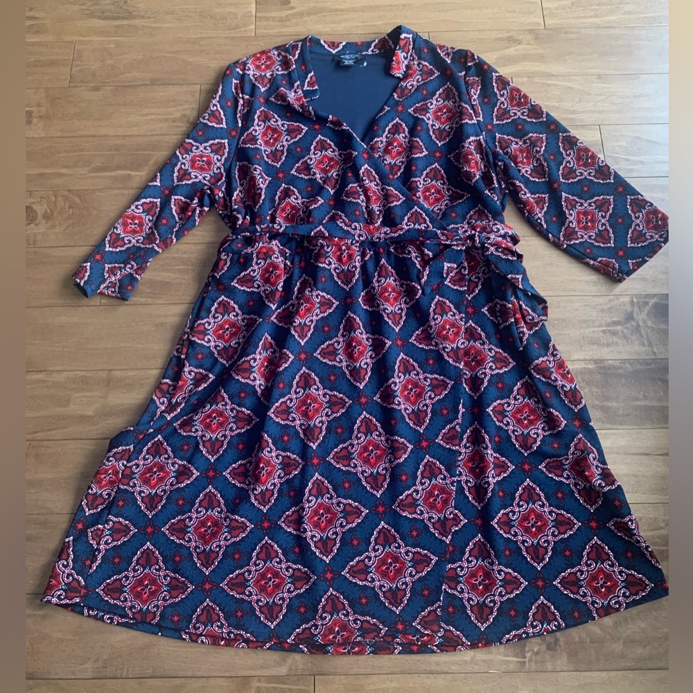 Beautifully wrap dress with tie.